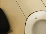 屌丝狼友刷礼物让主播潜入大学校园女厕偷拍女生嘘嘘这个要是被人发现要被打个半死