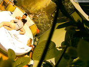 特色酒店偷拍气质漂亮的大胸美女少妇上班时间偷偷和情人酒店开房,边玩手机边被干,第三次操的太猛都干哭了!