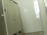 外站流出国内牛人潜入学院女厕偷拍为了拍脸不惜跟到操场