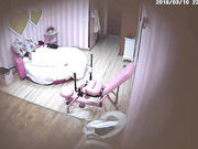 情趣房打扮洋气的清秀苗条美女与小伙开房啪啪啪很主动往鸡巴上坐骑阴毛浓密一看就是性欲旺盛的妹子