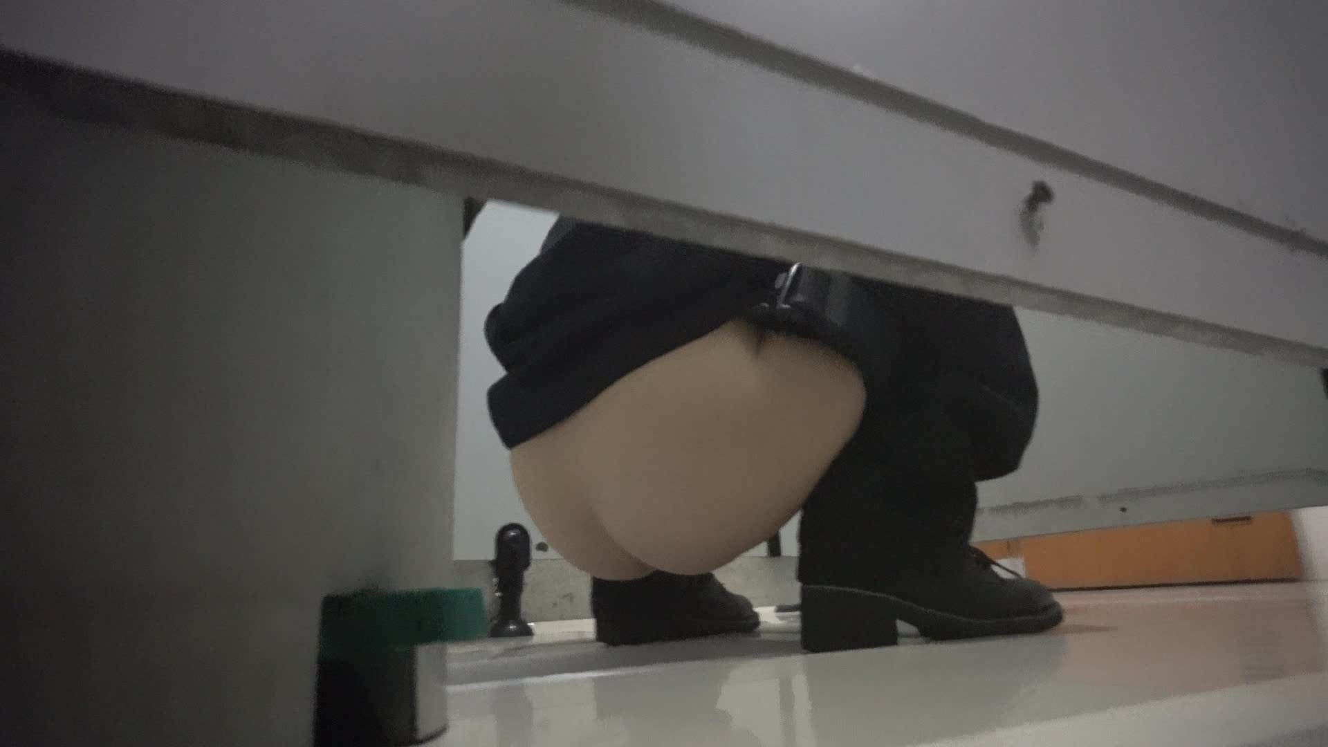 两次冒死偷窥皮肤白嫩女保安上厕所,肥美鲍鱼和窄小逼孔貌似还没人敢开苞