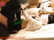 重磅福利-穿着薄丝袜超短裙的美女主播小雨酒吧和2网友粉丝见面喝多后被带到酒店2人轮流操不知被干了多少次!