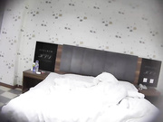 酒店360TP有点2逼的年轻小情侣不会弄遥控器衣服也不穿上就把手拿对讲机的巡房大妈叫来