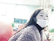 零零后小美女喝了一大杯饮料网吧勾搭正在上网的饿了么外卖小哥到杂物房啪啪