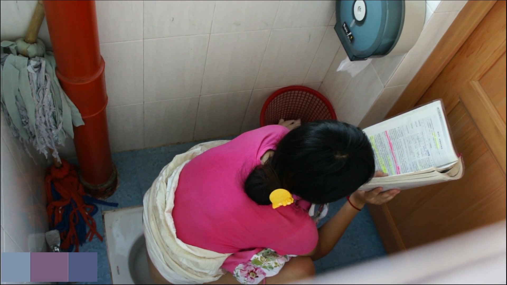 大陸超經典盜攝輯：怪咖潛入醫學院校錄得大量女生如廁 各色嫩穴不勝枚舉-高清1080P（九）