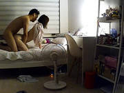 居家摄像头被黑tp年轻小夫妻床上那点事圆润肥臀小媳妇真漂亮高高撅起腚等着屌入干完还摸一下逼闻闻有味没