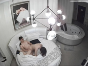 豪华主题房球帽眼镜哥很拽约啪卖服装的苗条美女上位扭的很疯狂表情销魂床上操到地板打了好几炮