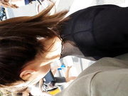 商场电梯当着小美女情侣的面伸进裙底开闪偷拍透明纱网内裤,性感诱人的白屁屁和阴沟差点没忍住摸一把