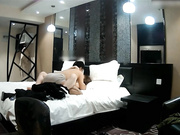 精品酒店偷拍皮肤雪白光滑的漂亮大学美女刚进房间就被迫不及待的男友扑倒床上,扒掉衣服啪啪,又嫩又漂亮