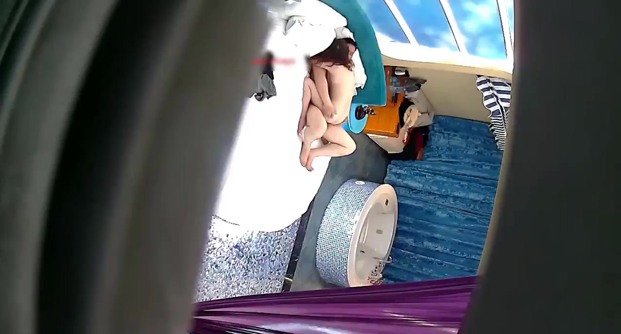 高质量精品酒店浴缸房偷拍年纪较大领导模样的大叔和情人开房鸡巴不够大用棒棒辅助干了两次