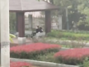 牛逼 最新门事件 重庆市第三中学下雨天 校园亭子下直接开干 旁边不停走过行人