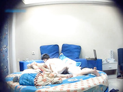 年轻眼镜大学生情侣周末校外开房打炮漂亮美女身材苗条娇小被男友狂舔私处边搞边聊体位都玩一遍