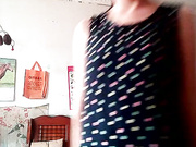 农村穿花裙子豹纹内裤妹子家中条件有限用盆洗澡 还说“我奶子大吗？逼毛多吗？”不错 很有镜头感