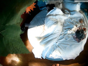 年轻大学生情侣周末校外开房啪啪啪外表清纯可爱白嫩美女吃完零食被男友扒光各种干叫的真诱人听声就能硬那种