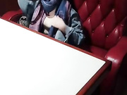 时尚大胸气质美女酒店包厢点餐时色诱新来的帅哥服务员,2人在餐坐上激情啪啪,速战速决!国语对白!