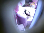 精品宾馆偷拍胸大漂亮的美女和男友偷偷开房时接到家人电话骗说在吃饭,被干哭了说：求求你,我不要了,你不爱我!