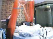 特色酒店偷拍高挑白嫩的美女私会情人时洗完澡一直化妆,男的实在等不及拉过来就操,高难度动作女的吃不消了!