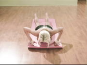 花花公子频道精品大作身材完美四位年轻漂亮姐妹花俩俩一对跟爆乳教练学习裸体瑜伽画面唯美诱惑