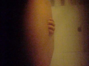 门缝偷拍合租妹子洗澡