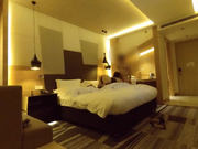 酒店约炮爆乳峰腰美臀狂野迪厅女神DJ 黑丝超模身材