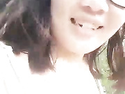 样子非常可爱的眼镜小女生喵儿周末和同学户外野餐完打野战没想到妹子私低下这么淫骚