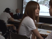 在特别授课的视听教室中对同学出手后，没想到她竟然压低声音开始爽起来了…