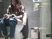 酒吧员女厕固定前拍大概经常喝啤酒的缘故这的妹子都有小肚腩