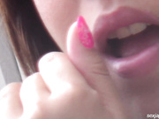 猥琐男户外偸拍休息中的短裙妹子被发现后故意露内内勾引他过来扒开内裤露出私处亮出奶子给他口爆