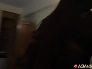 广东酒吧高颜值性感陪酒美女床战异国大屌猛男,逼毛稀疏,身材匀称,边操边自拍,最后还把美女无套内射了.这一炮没少