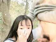 鸭舌帽苗条妹子【小乳猪】和炮友户外小树林啪啪，口交后入抽插呻吟娇喘