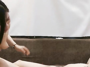 骚气少妇沙发上玩3P一前一后 边后入边口交上位骑乘抽插呻吟非常淫荡 很是诱惑喜欢不要错过