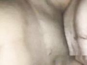 外表清纯文静的气质长发性感美女和男友酒店激情啪啪进镜头自拍,逼毛刮得真干净,干完后还拿着鸡鸡往里插!