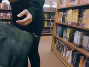 追求刺激，书香圣地图书馆打炮，背着复习同学后面操了起来，真是爽死这对情侣，射在嘴唇不擦，一路逛着出去！