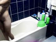 女友的闺蜜来借宿假借上厕所偷偷调试好针孔摄像头偷拍她洗澡