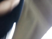 商场超市里挑零食的三个大一学生闺蜜裙底全都走光