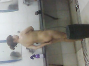 大胆偷拍女浴室两闺蜜洗澡一个蹲下冲洗BB 有说有笑 还唱起了歌曲 奶子很大但是身材有些惨