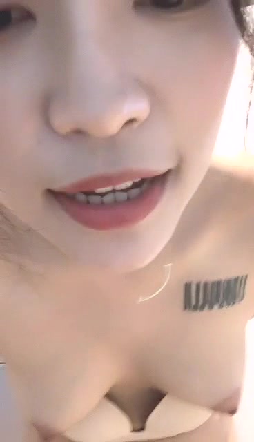 长沙名妓大眼睛小骚逼镜头前的无线诱惑，全程露脸身材不错勾引上门来的维修工，口交大鸡巴被猛男爆草后入