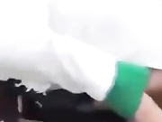 女人在高速上随地小便