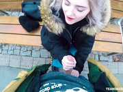 剧情演绎非常火极品爆乳网红美少女伊娃人来人往的公园散步被色男搭讪用高额金钱引诱现场口爆吞精