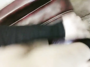 36E巨乳黑丝美少妇趁上班时间和同城情人酒店偷情,真会玩把红酒倒在逼上喝,从沙上一直操到床上,差点干喷水.国语