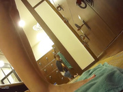 女偷拍客潜入浴室更衣室近距离偷拍几个身材不错的年轻妹子换衣服