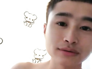 颜值不错长相甜美妹子居家啪啪，脱掉牛仔裤舌吻舔弄粉穴后入猛操，搞完用按摩器厕所自慰尿尿