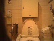 品牌商场高级坐厕正点角度偸拍多位气质美女美少妇方便妹子尿完擦逼的动作优雅