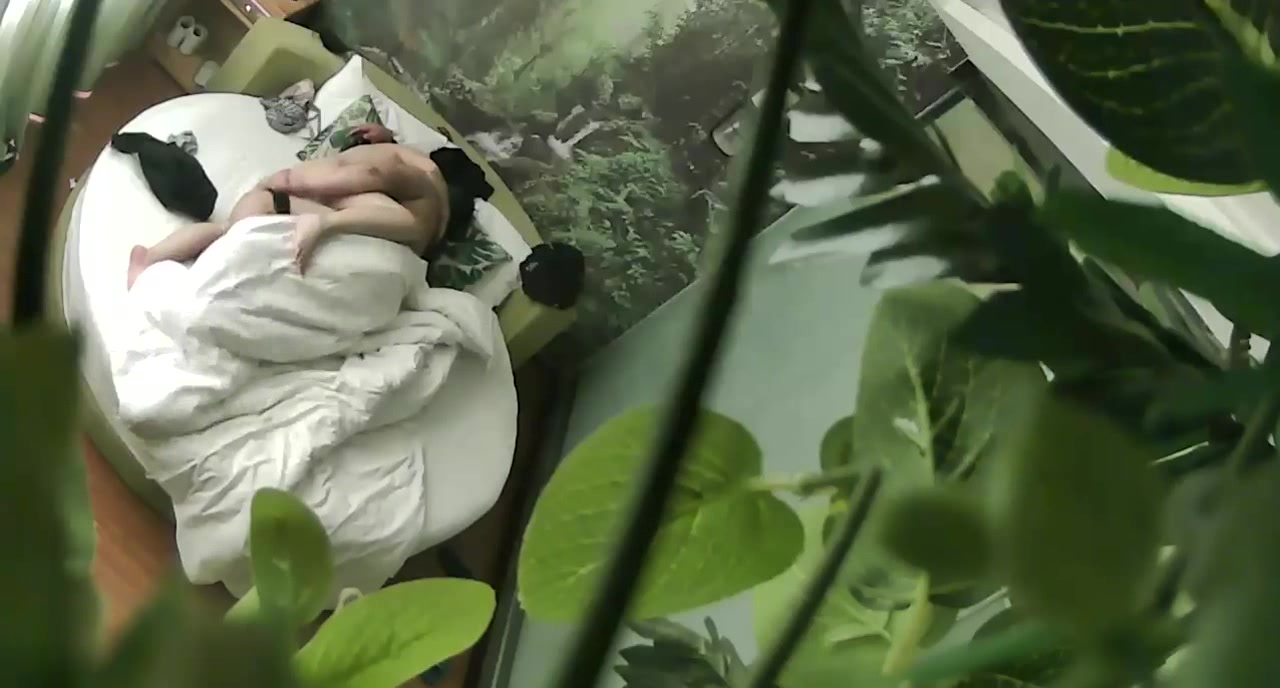 胸大貌美的气质美女酒店被又胖鸡鸡又短的胖男刚操一会就干不动了,美女有点不高兴了叉开双腿还要他接着干!