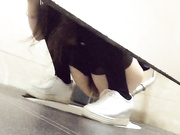 国内牛人潜入某娱乐城KTV女厕偷窥貌似不小心被发现了被妹子用眼神怒视