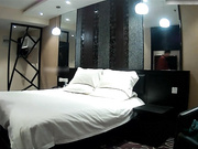 时尚性感的美女销售为了业绩上班时间约客户酒店见面啪啪,胸大毛旺被各种猛操,看样子是把客户伺候舒服了!