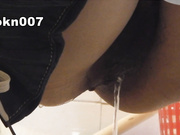 校园坑神潜入国内某高校女厕所隐藏隔间连续偸拍课间出来大小便的学生妹有位妹子双手不停掰B不知道在干什么