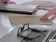 中文字幕 对冷艳的美女职员工作能力不满意，为了寻求原谅主动要求老板捆绑享用自己美妙的白嫩肉体