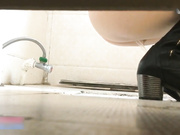 坑神潜入国内某大酒店卫生间连续拍多位少妇熟女年轻妹子方便出来还拍露脸全身憋的尿量很足