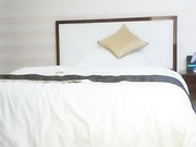 酒店网约1000块全活牛仔裤丰满气质少妇直接给现金这骚货床上功夫了得吹箫技术一流